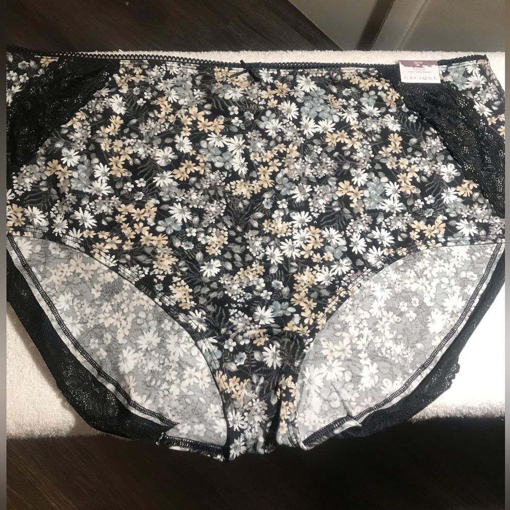 Women’s Black and flower patterned sexy panties size 30/32